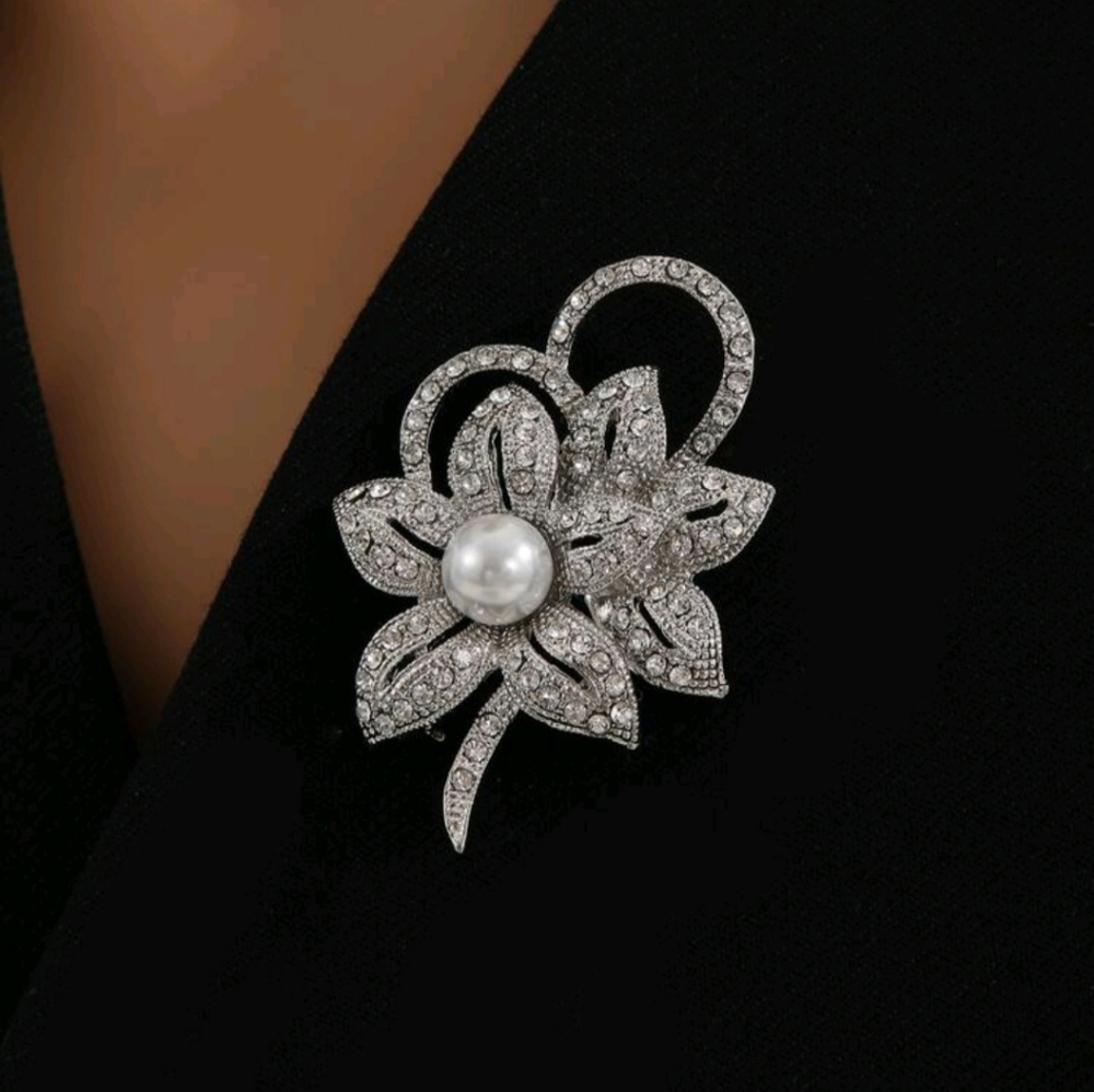 Stunning Pavè Rhinestone Crystal Faux Pearl Silver Flower Brooch New!
